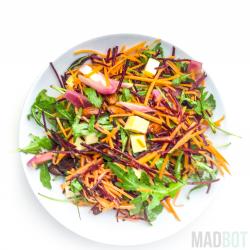 Salat med rødbede, gulerod og appelsin dressing